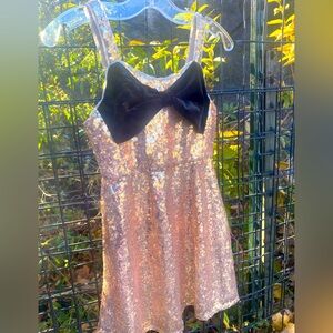 H&M Party Dress – 6-7Y
Rose-gold sequin dress with a big black velvet bow.
